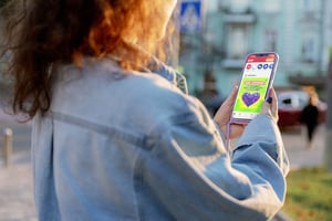 Una studentessa usa l'app ClasseViva EXTRA